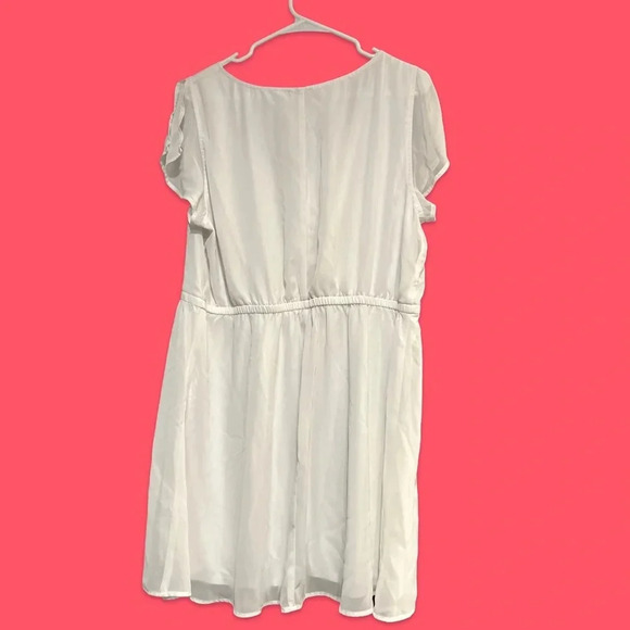 Used Express White Dress Size XL - Split Sleeve, V-Neck, Elastic Waist! - Picture 4 of 6
